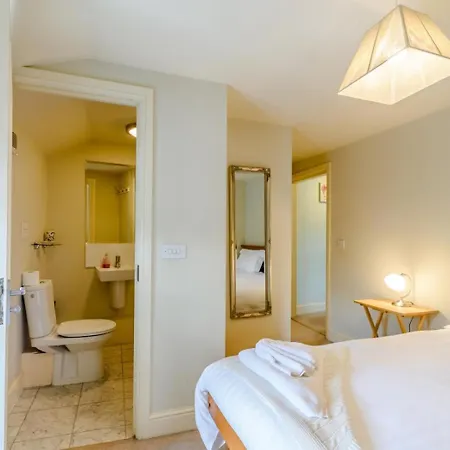 5 Bed In Oc-79016 * Whitby